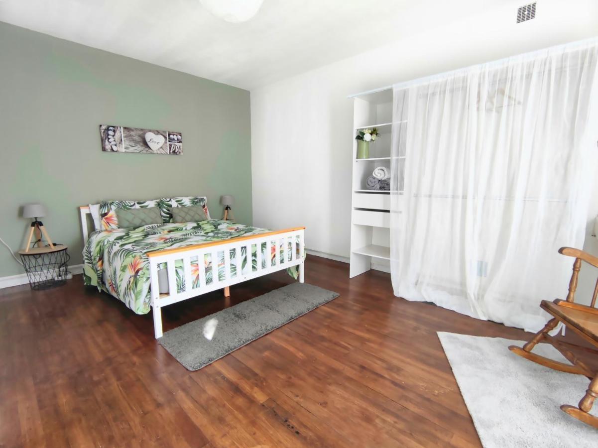 Number 22 - Le Dorat - Apartment One With Garden & Free Parking 外观 照片